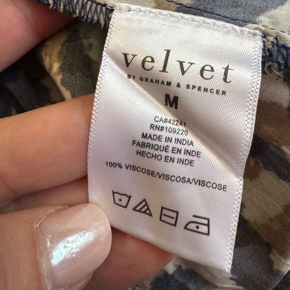 Velvet by Graham & Spencer Women's Melinda Printed Button-Up Top Size Medium - Picture 10 of 12